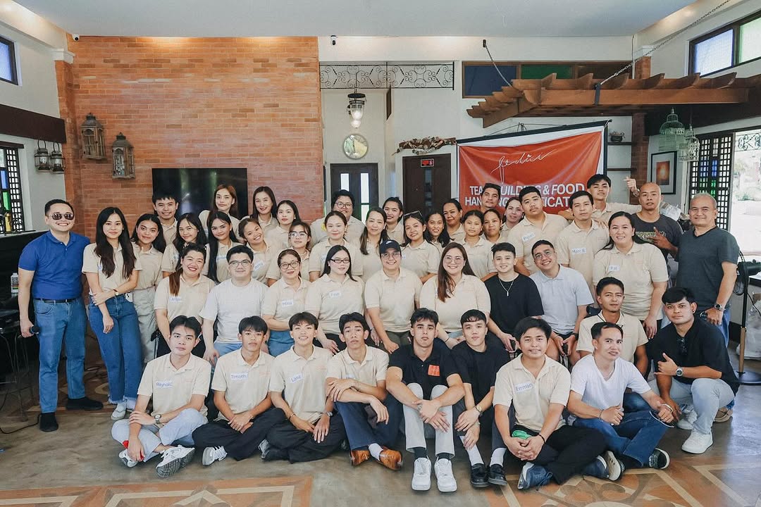 Fédici full team at team building and food handling training