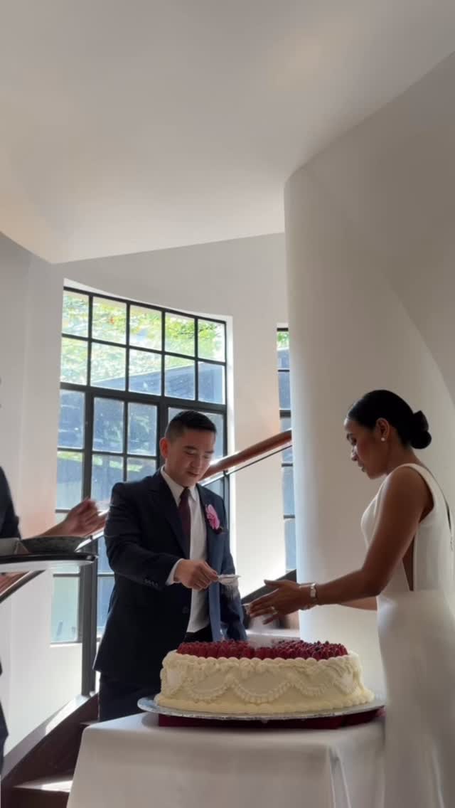 Couple cutting a Fédici Giant Cheesecake at their wedding